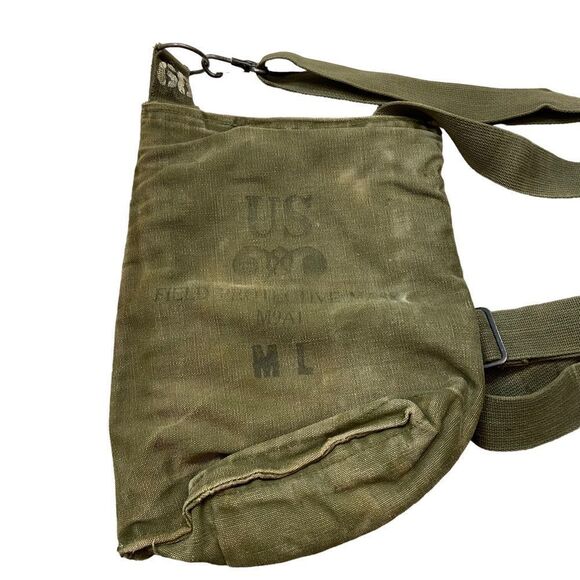 1970’s Military Gas Mask Bag in Excellent Condition‎